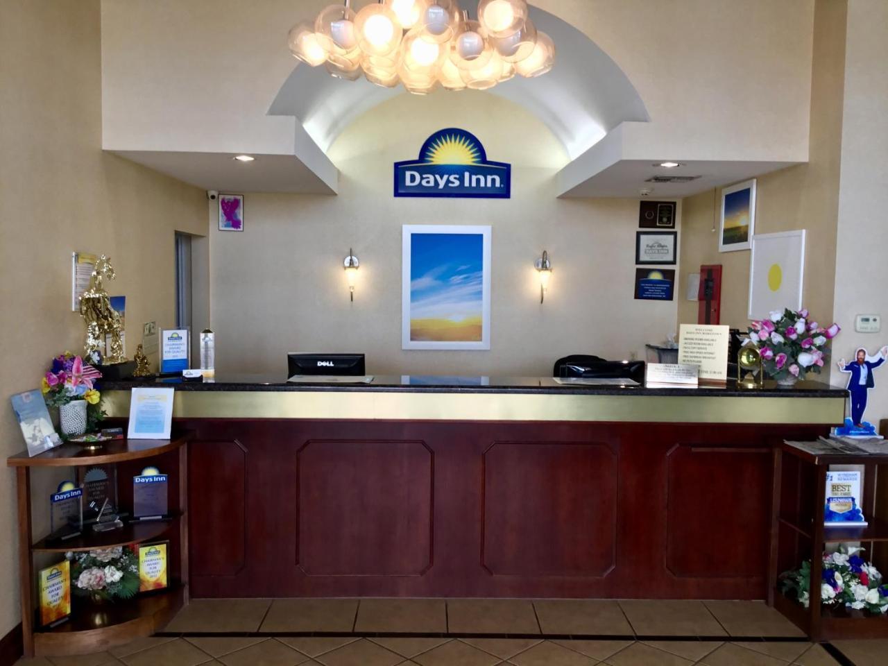 Days Inn By Wyndham רובסטאון מראה חיצוני תמונה