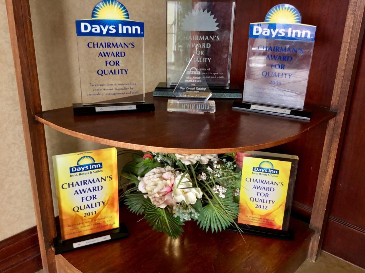 Days Inn By Wyndham רובסטאון מראה חיצוני תמונה