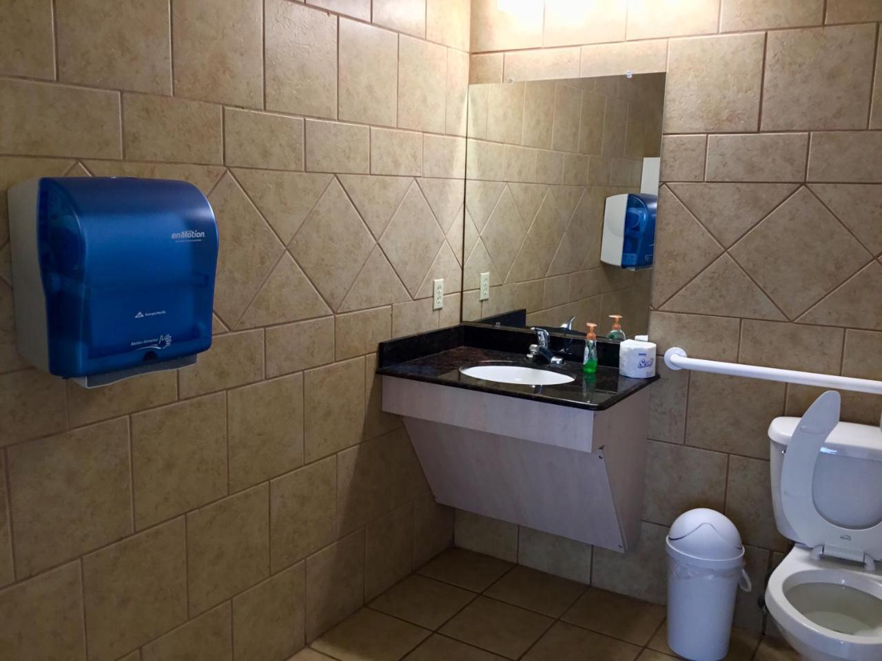 Days Inn By Wyndham רובסטאון מראה חיצוני תמונה